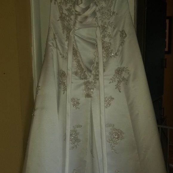 A line wearing dress - Picture 6 of 8